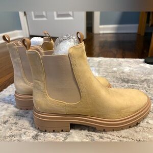 NEW Women’s Platform Chelsea Ankle Booties. Size 7.5